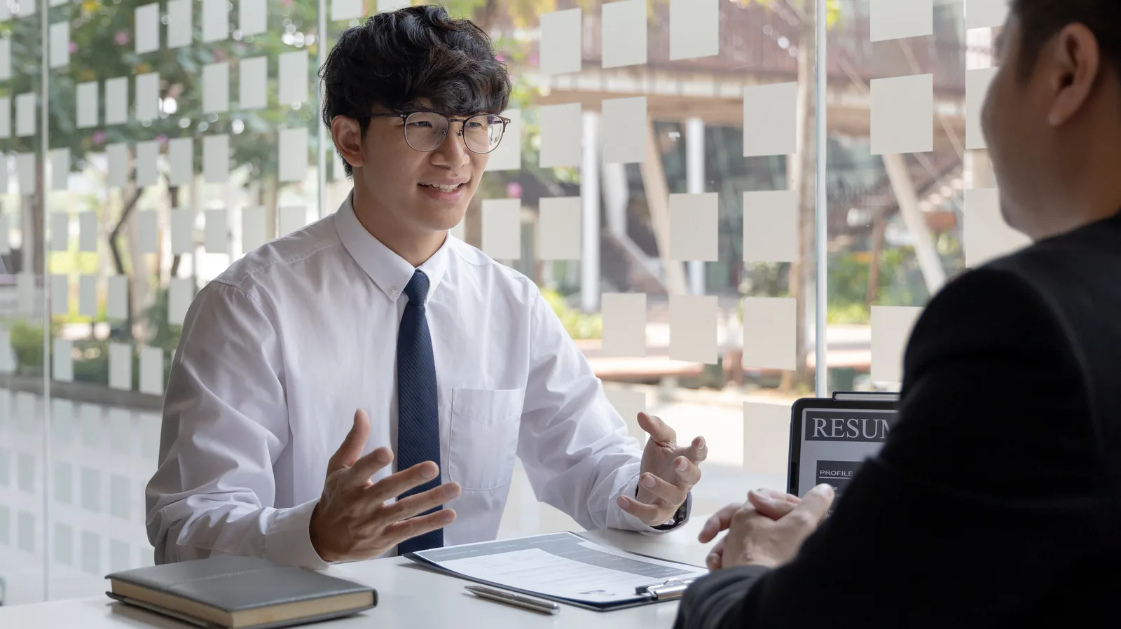 Joven conversando en un entorno profesional