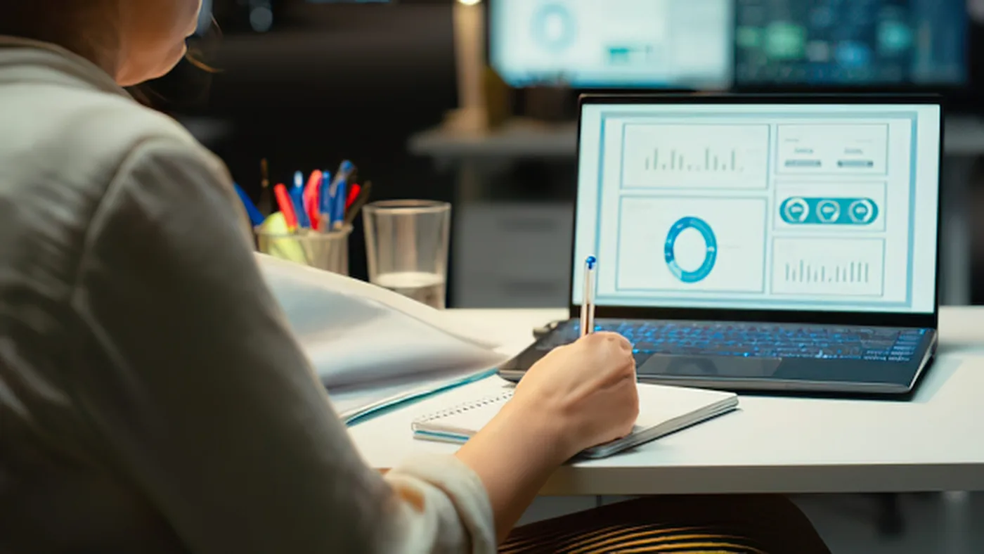 Persona trabajando con datos y herramientas digitales en una laptop