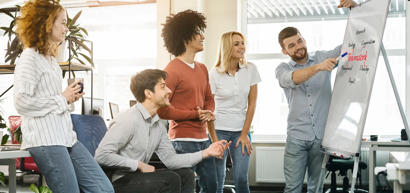 Joven integrado a una reunión de equipo en una oficina